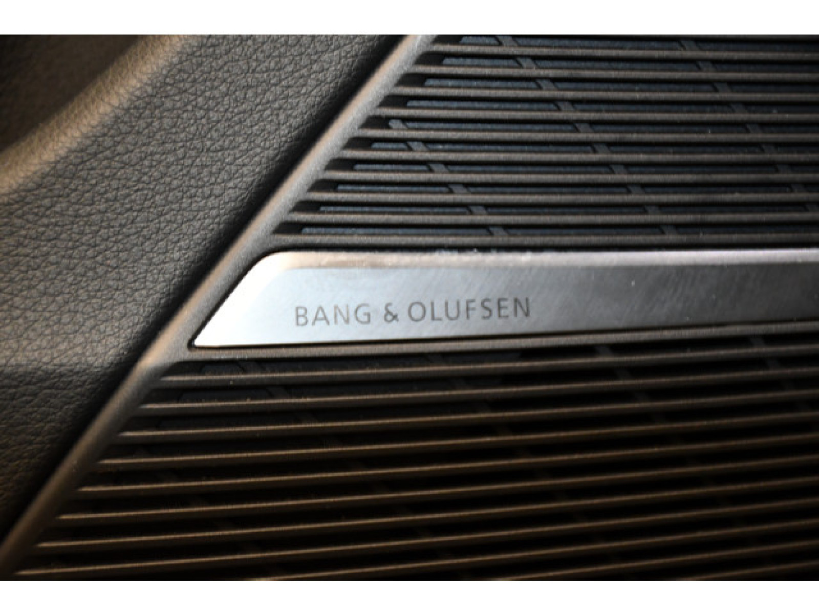 Audi - Q8_10