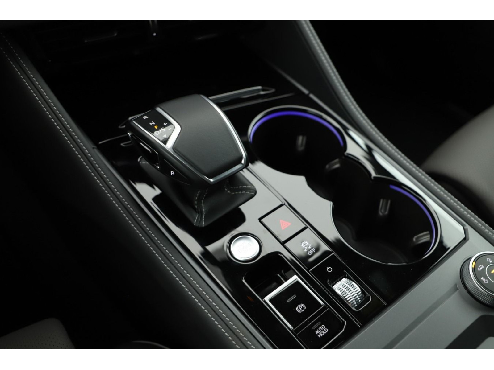 Volkswagen - Touareg_12