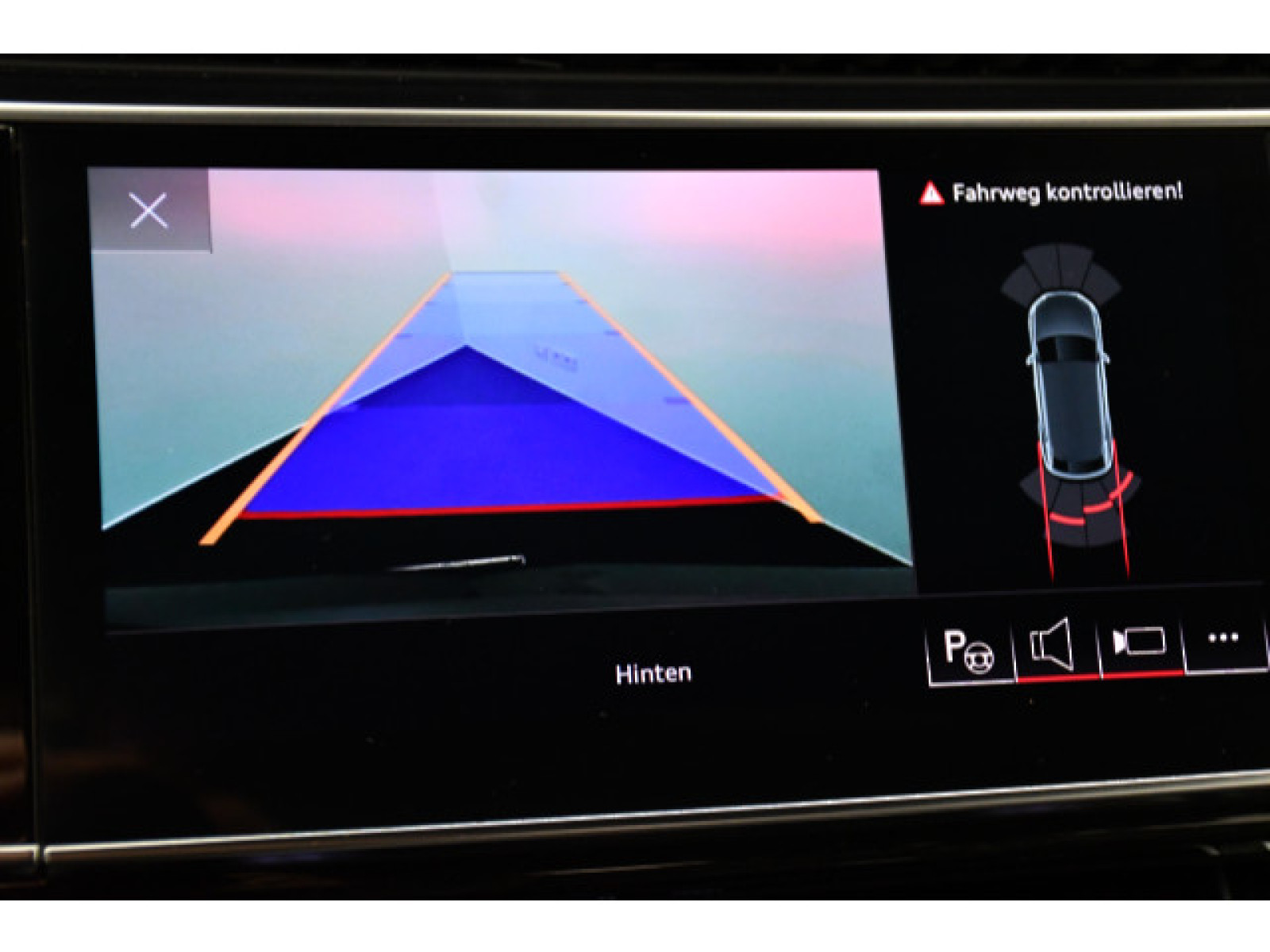 Audi - Q8_8