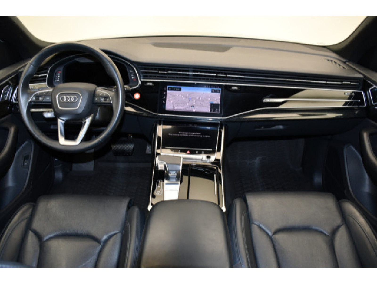 Audi - Q8_4