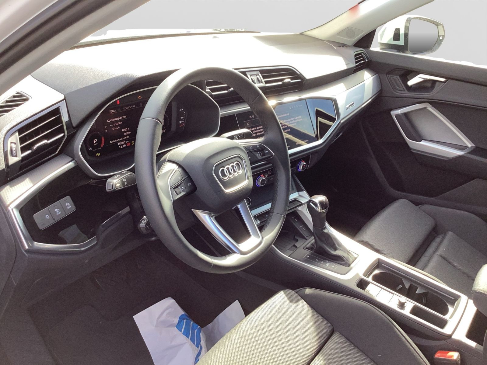 Audi - Q3_23