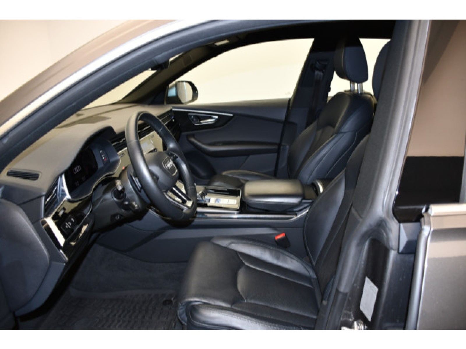 Audi - Q8_3