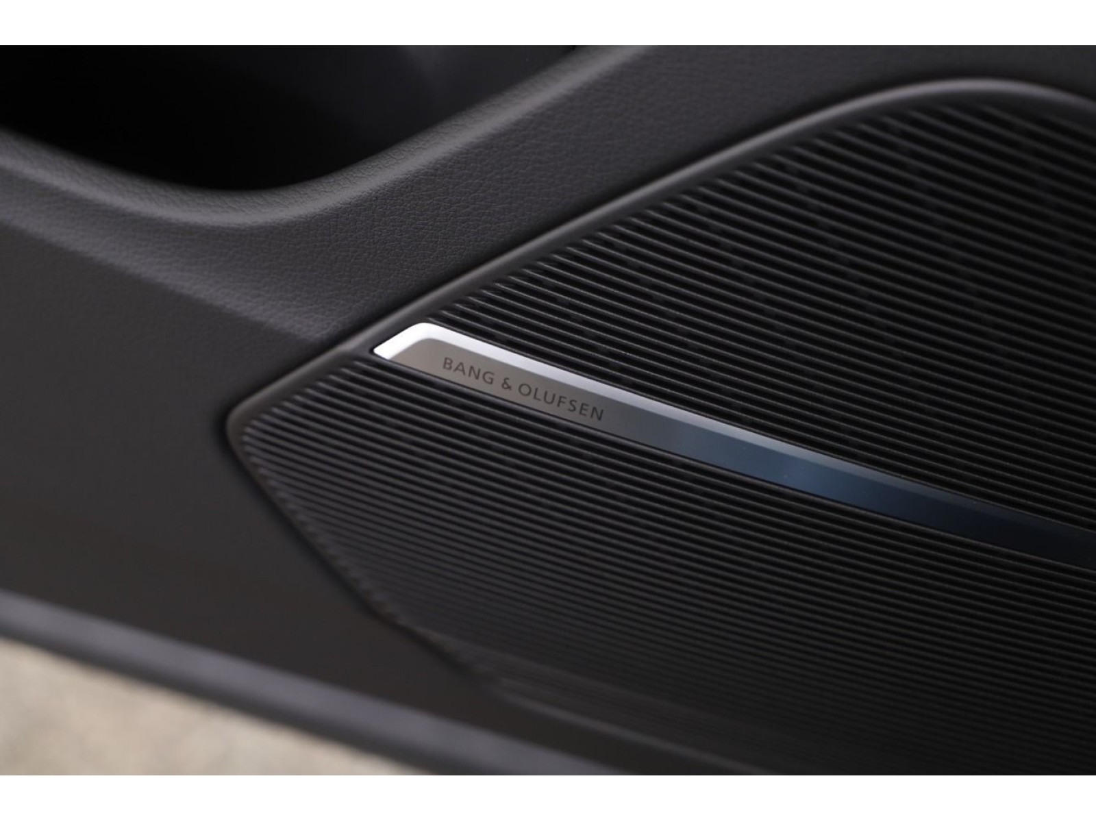 Audi - Q8_10