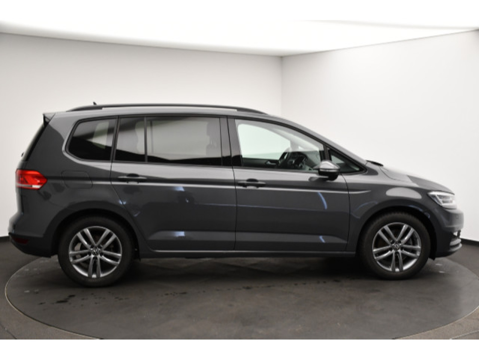 Volkswagen - Touran_17