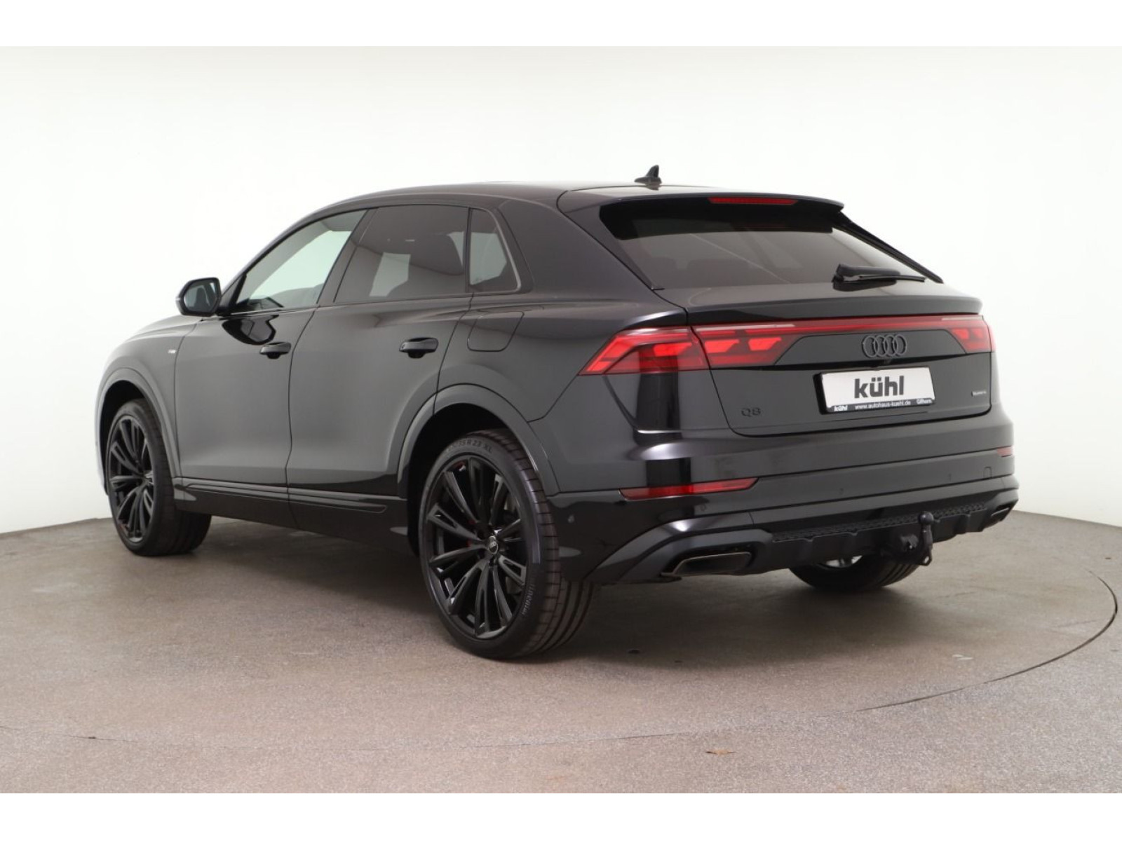 Audi - Q8_4