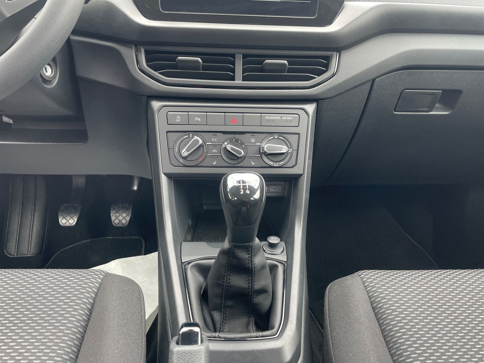 Volkswagen - T-Cross_12