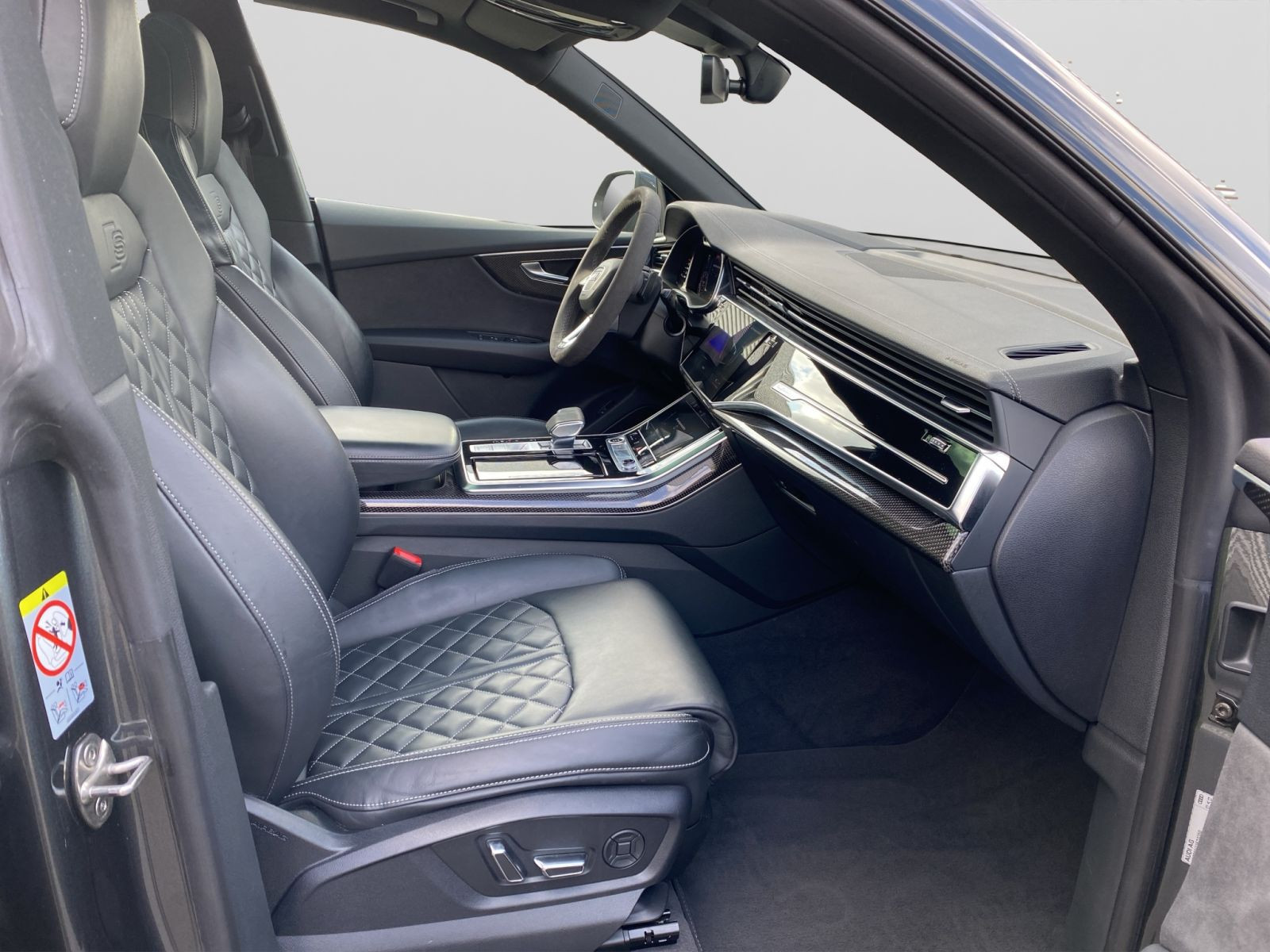 Audi - Q8_17