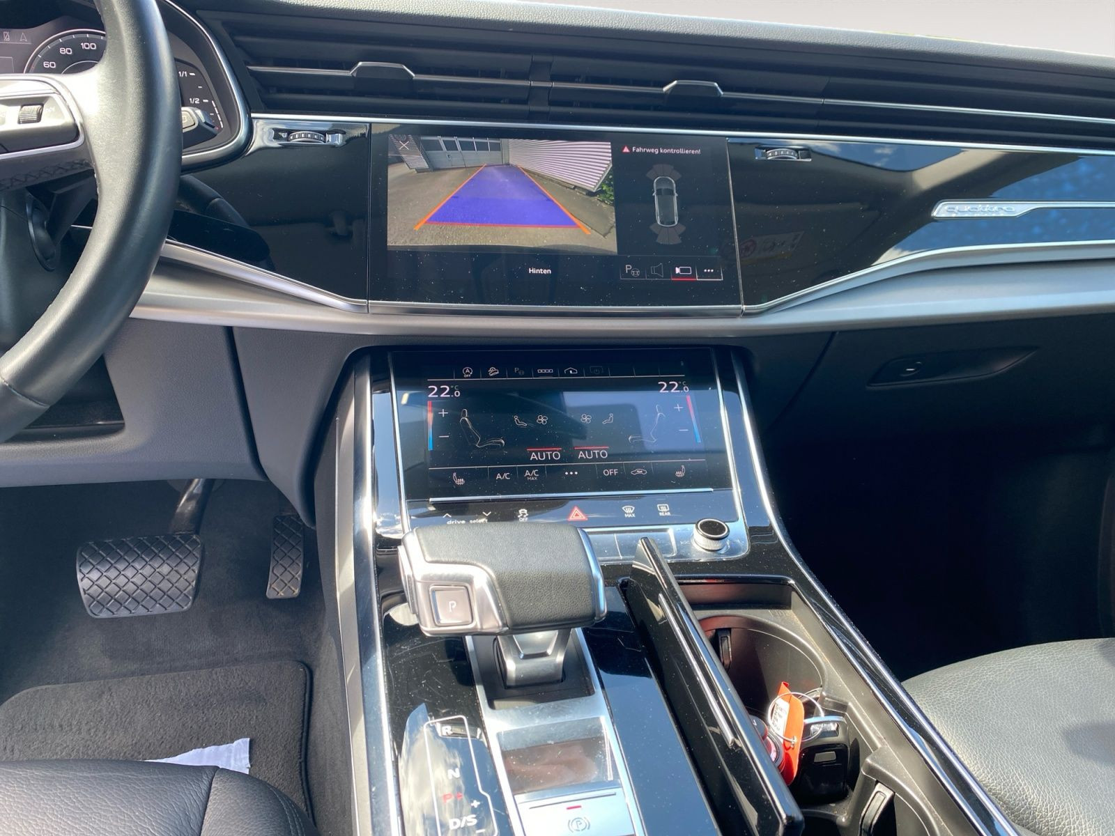 Audi - Q8_12