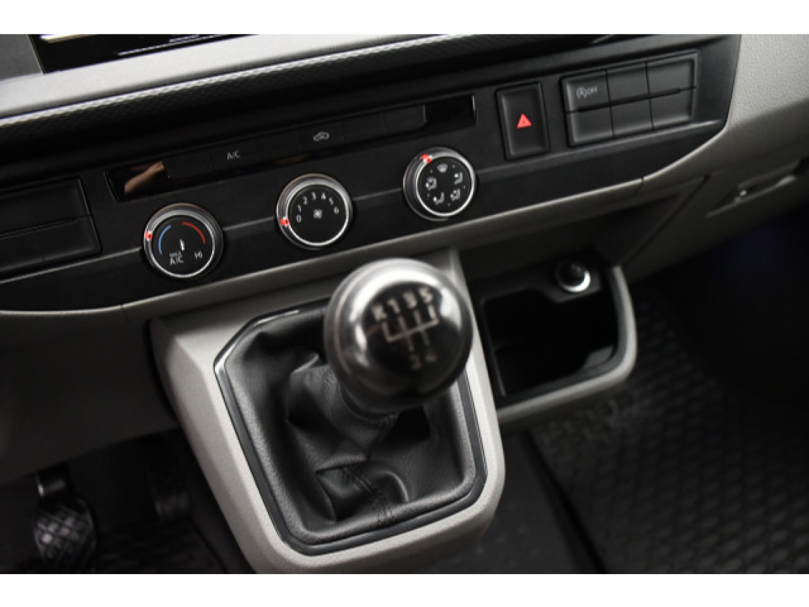 Volkswagen - T6.1 Transporter_6