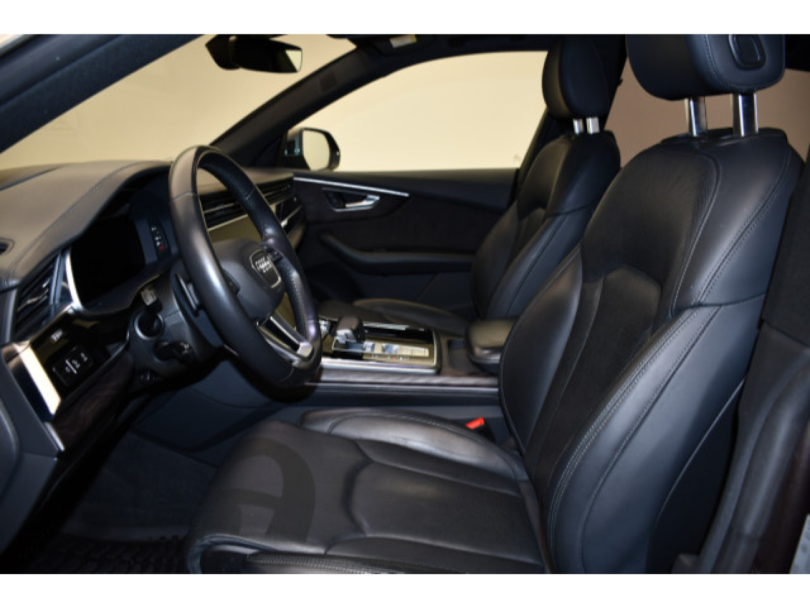 Audi - Q8_3