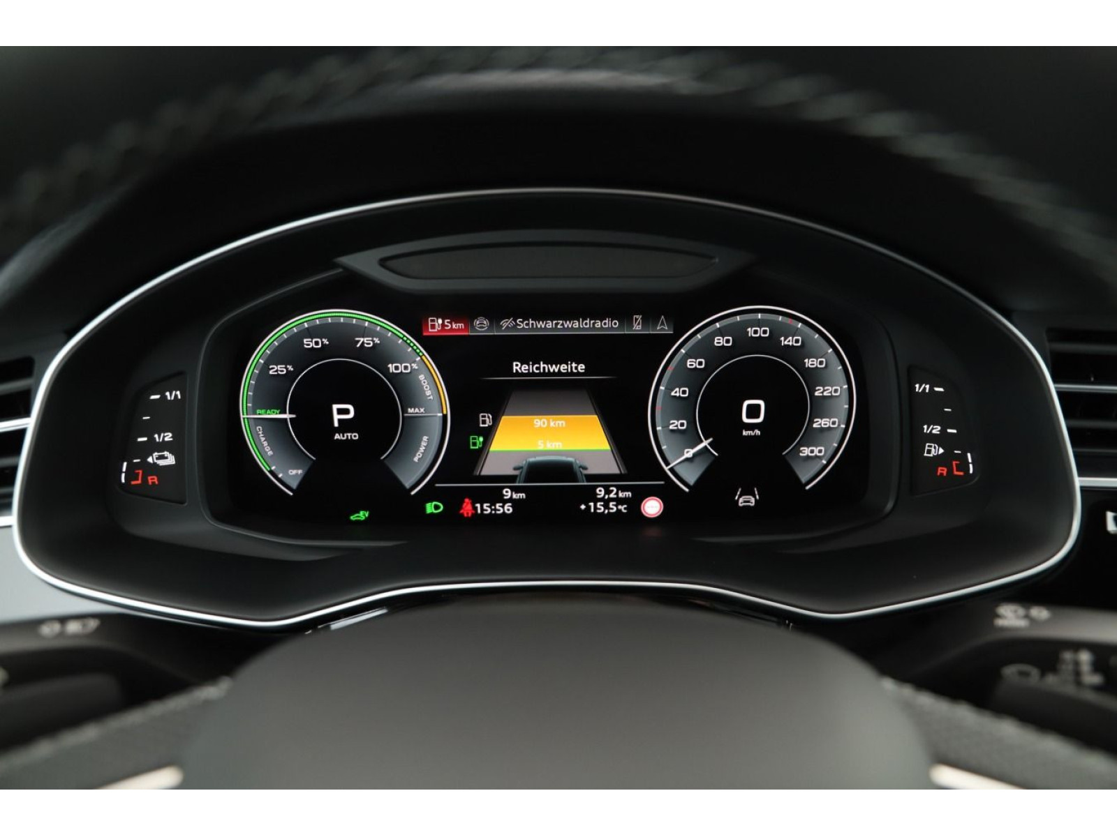 Audi - Q8_12