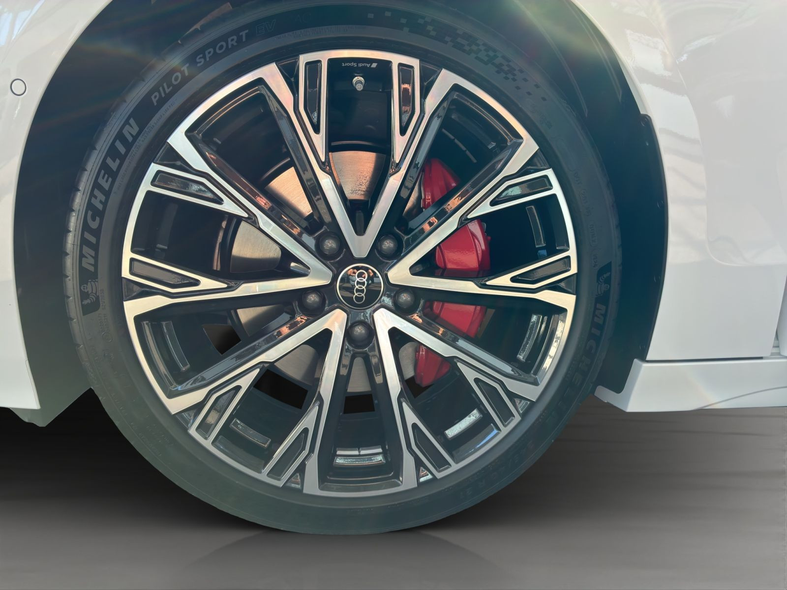 Audi - A6 Avant e-tron_13