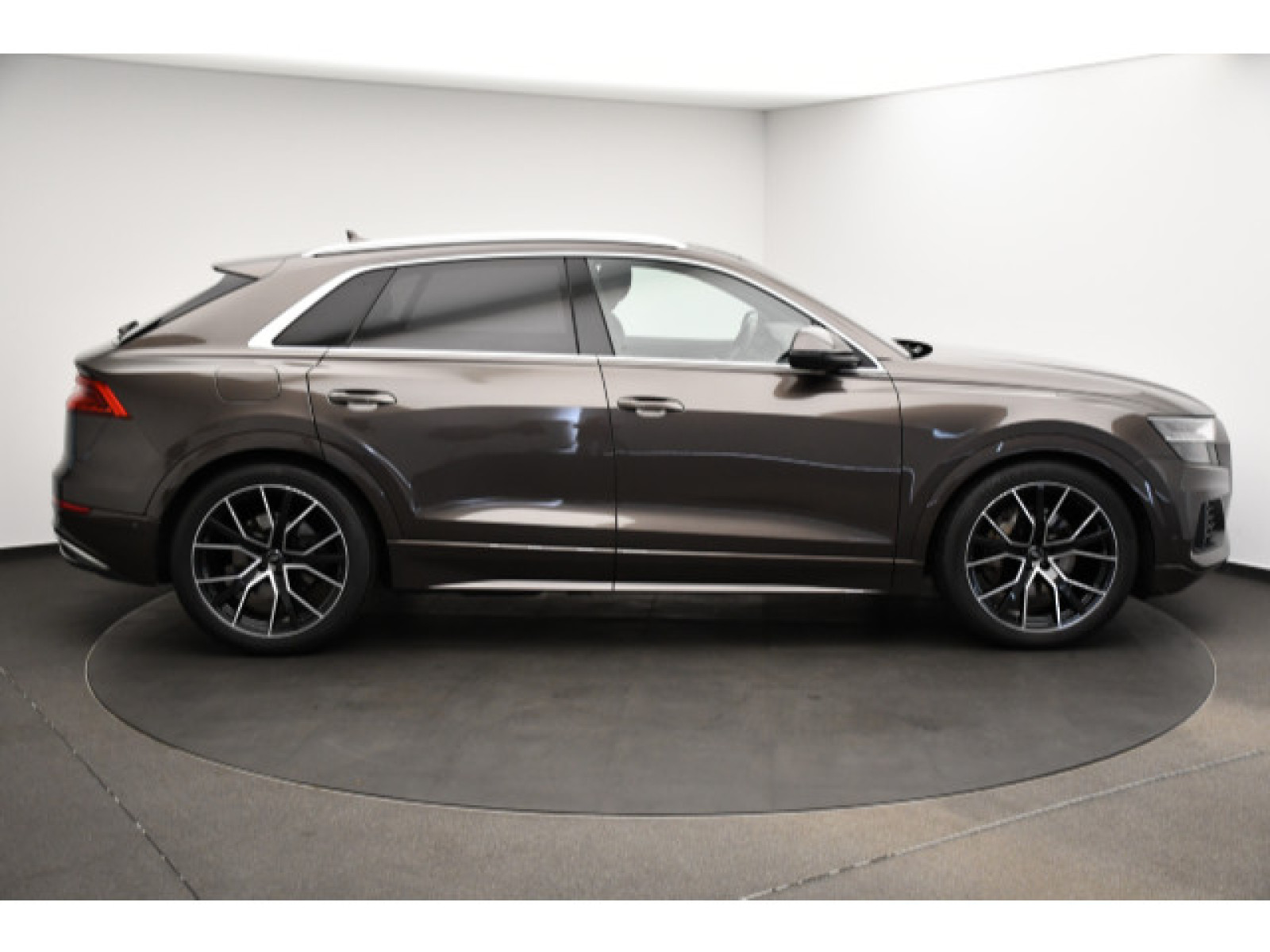 Audi - Q8_20
