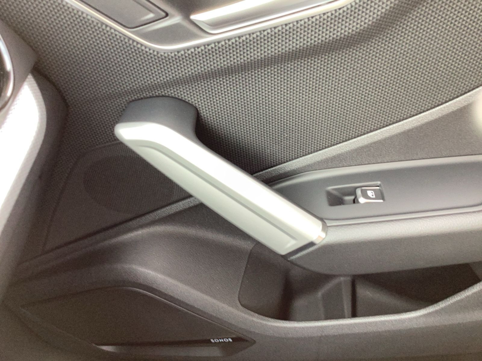 Audi - Q2_12