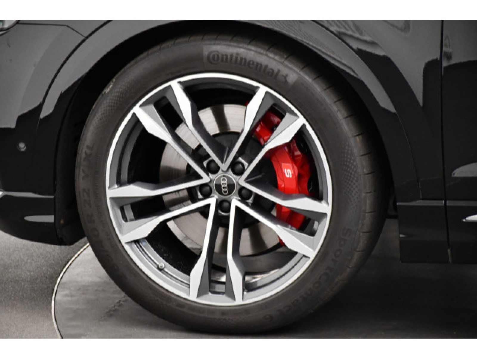 Audi - SQ8_12