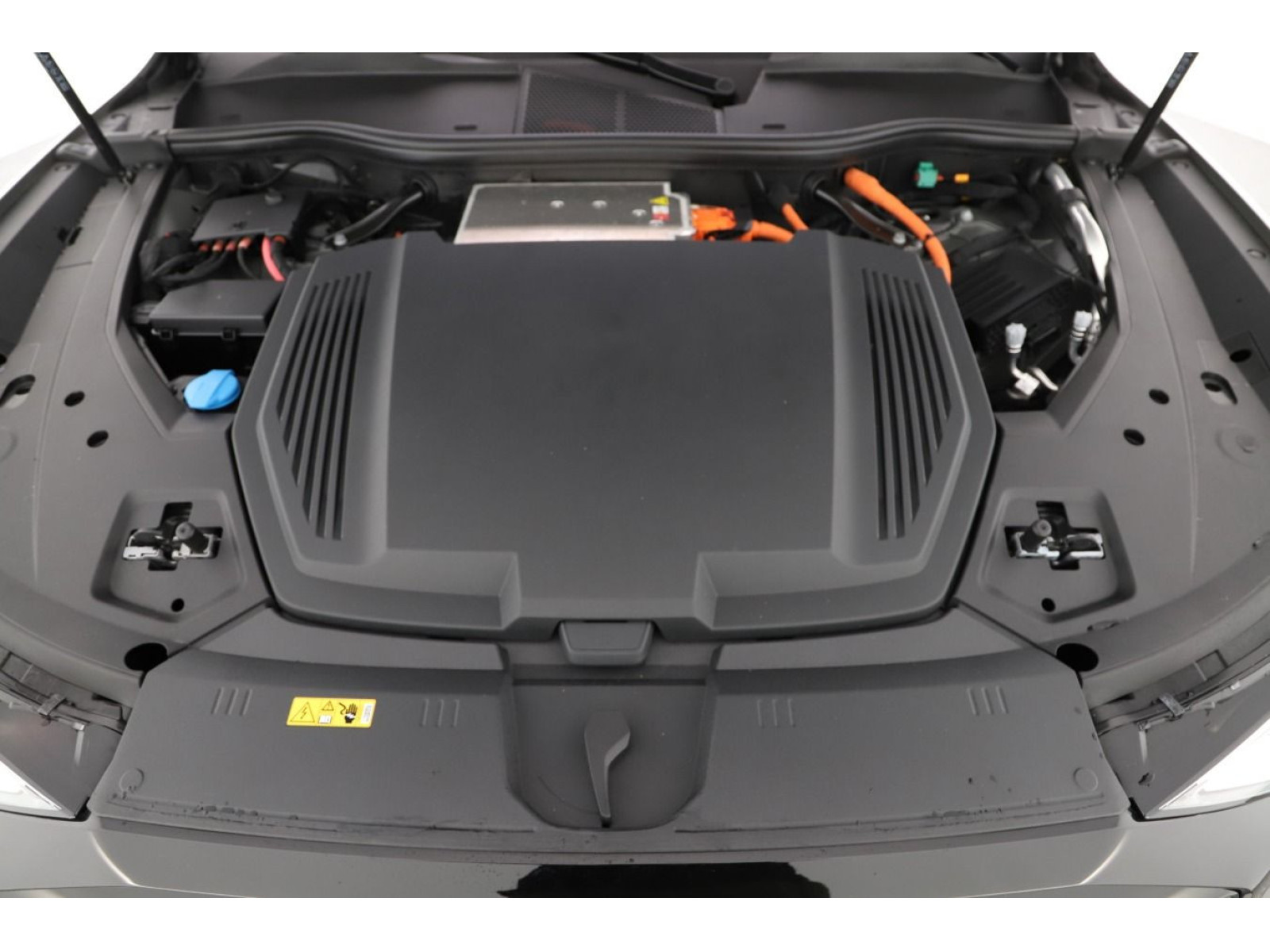 Audi - Q8 Sportback e-tron_17