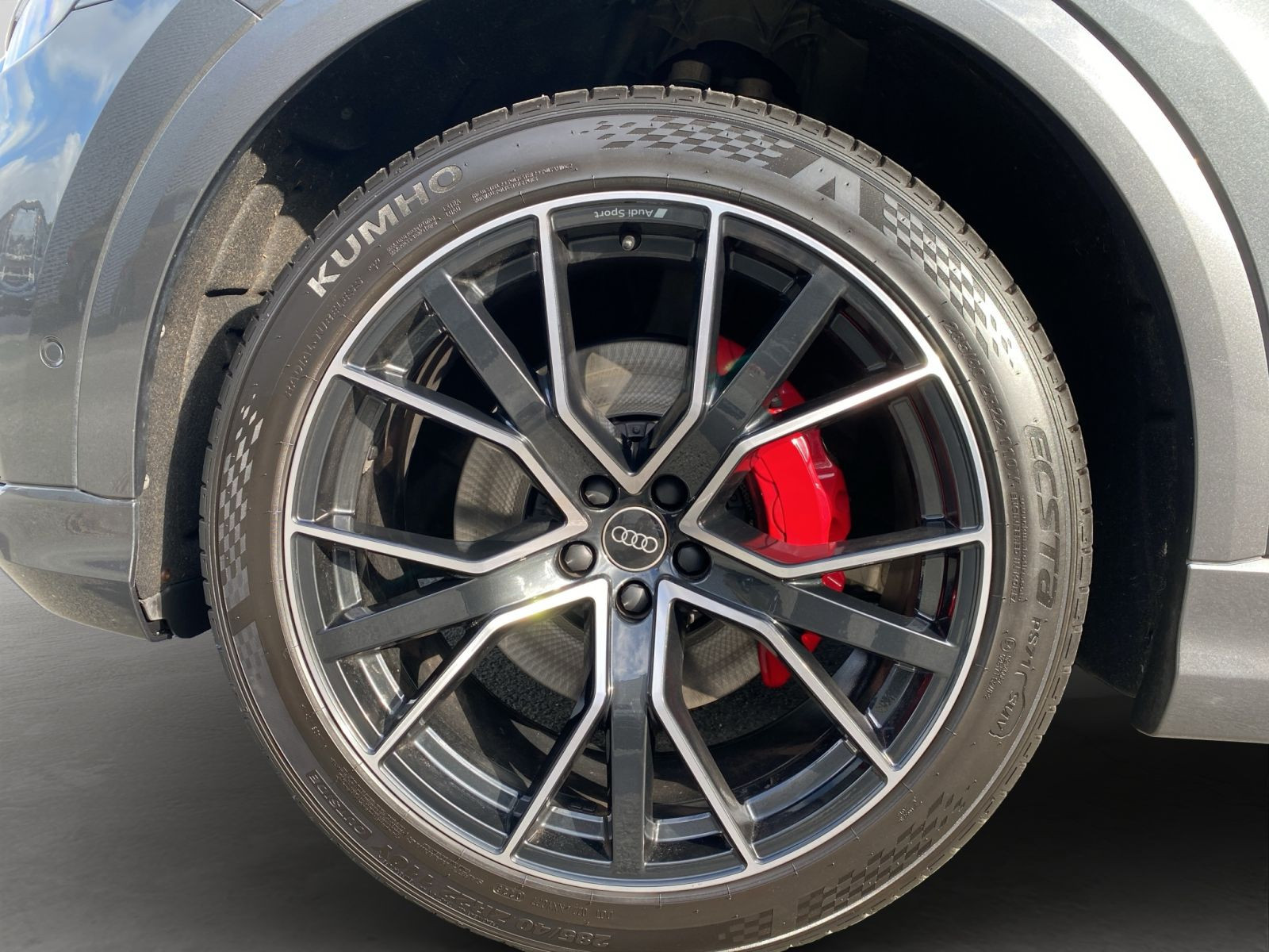 Audi - Q8_16