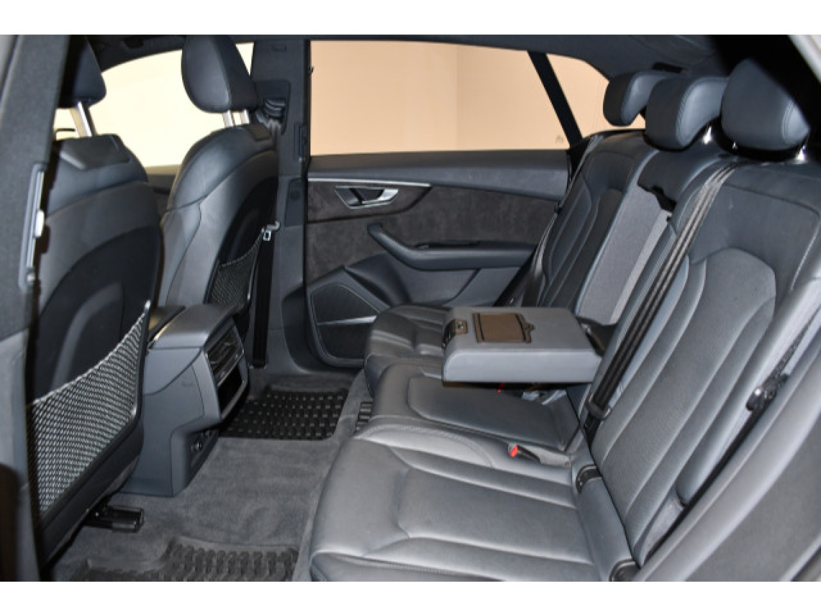 Audi - Q8_11