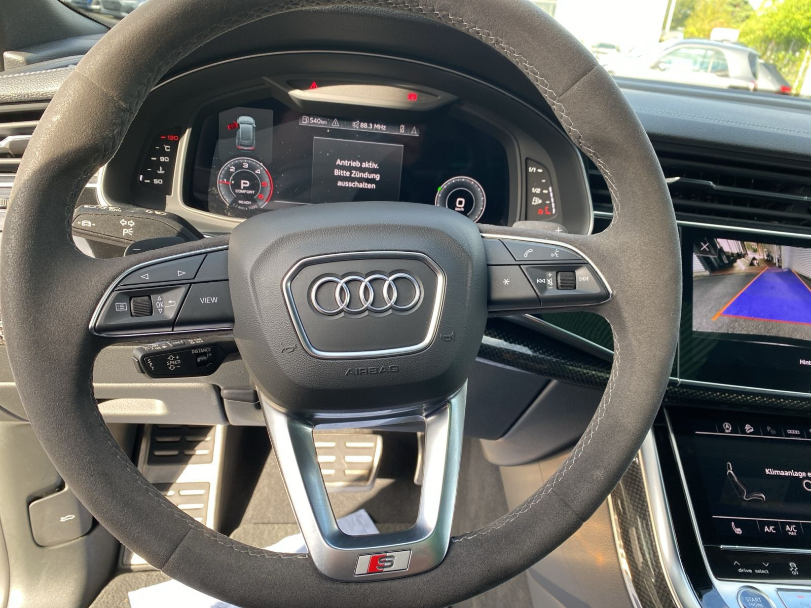 Audi - Q8_11
