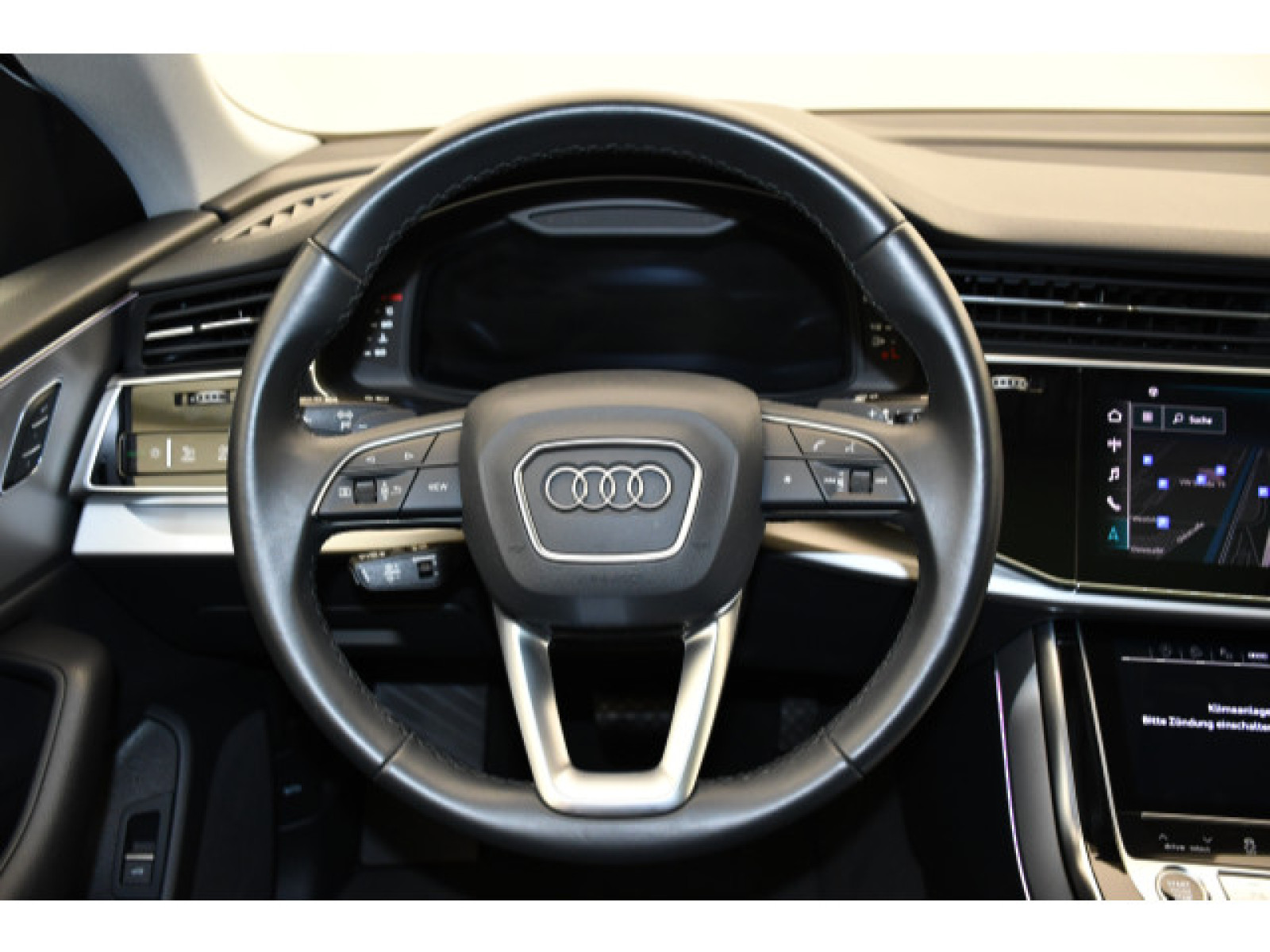 Audi - Q8_6
