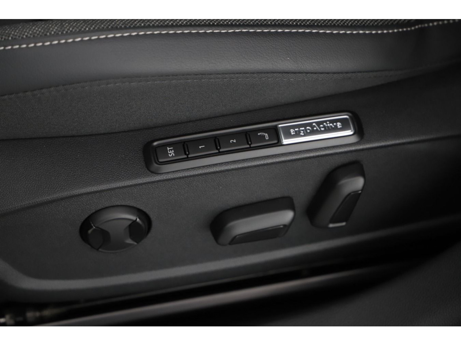 Volkswagen - Golf_9