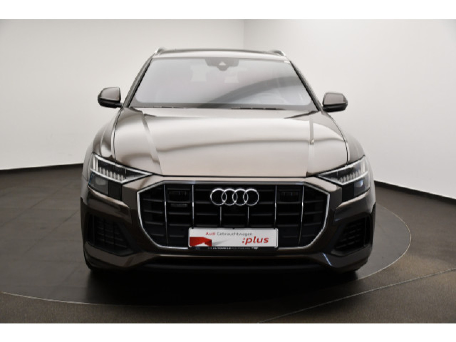 Audi - Q8_21