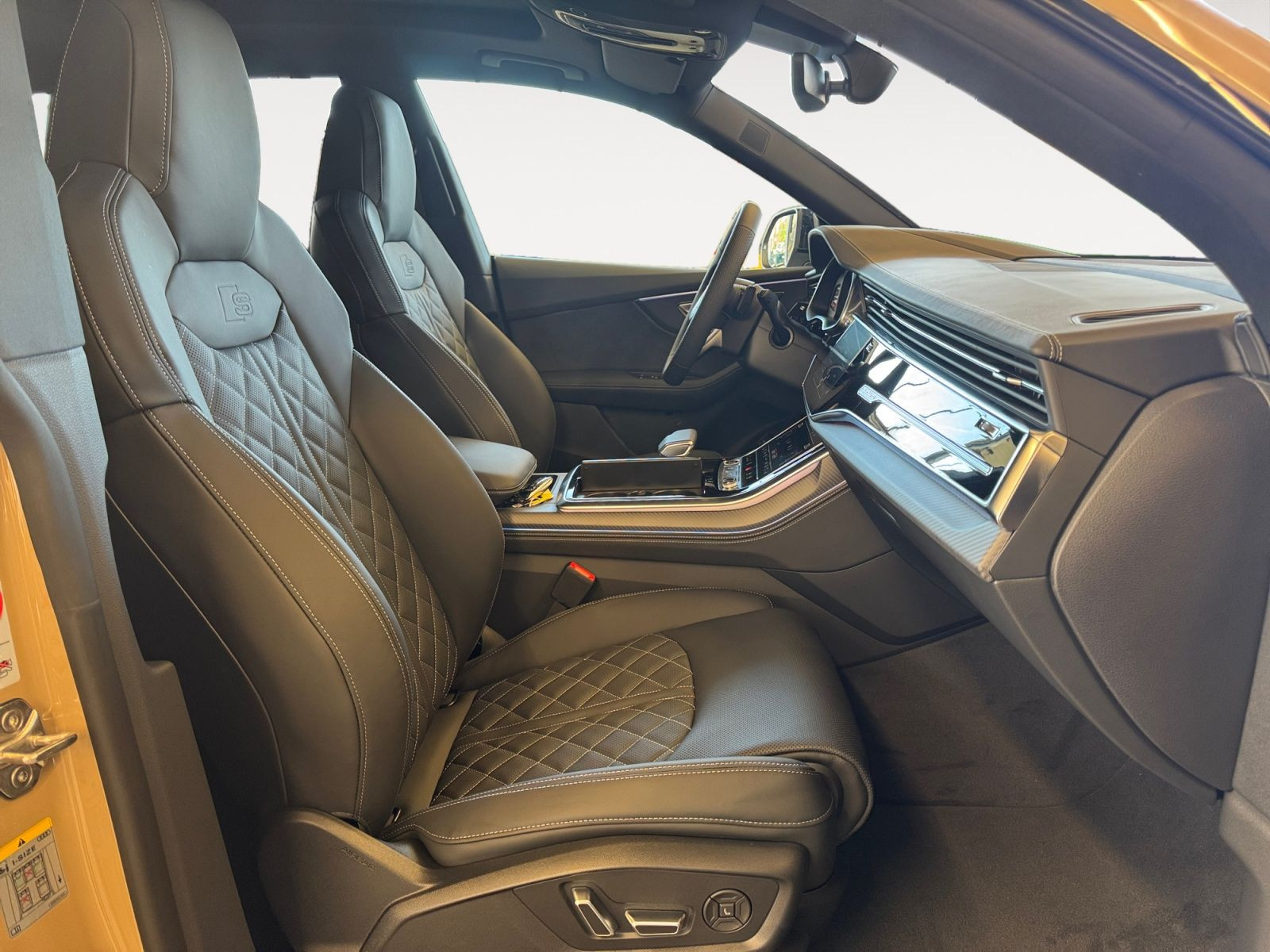 Audi - Q8_16