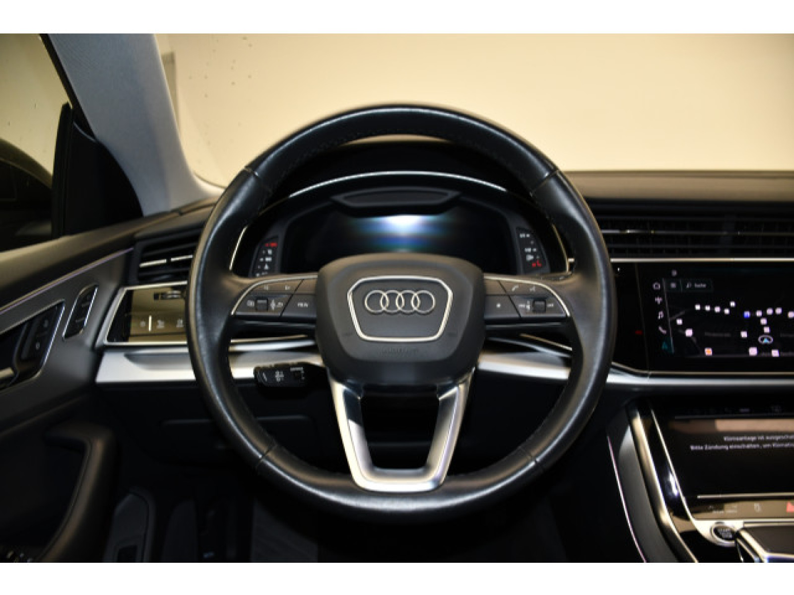 Audi - Q8_6