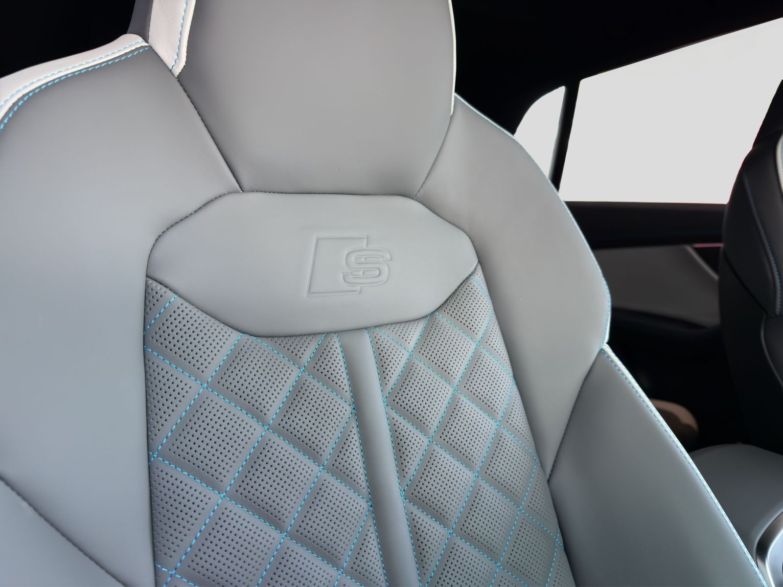 Audi - Q8_19