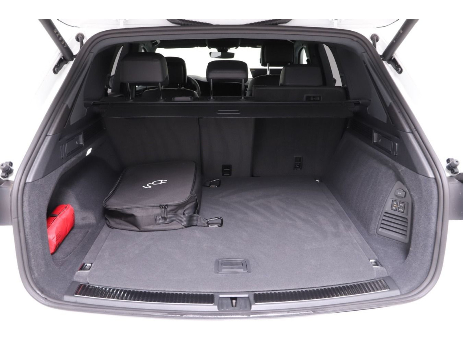 Volkswagen - Touareg_13