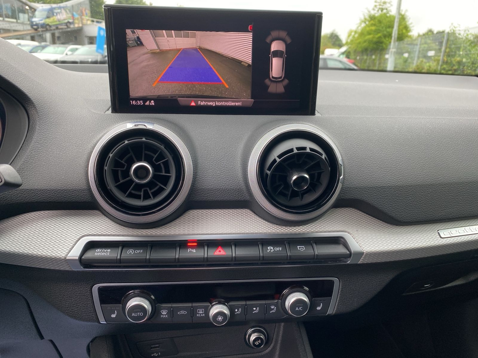 Audi - Q2_12