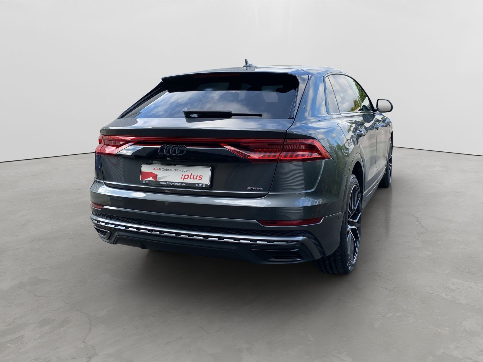 Audi - Q8_6