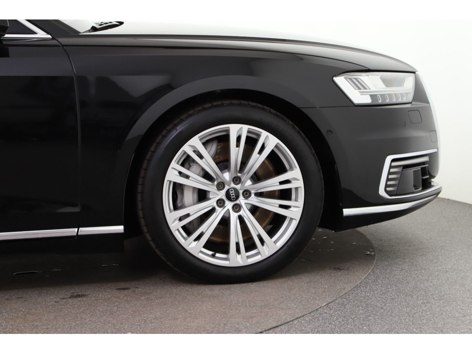 Audi - A8_4