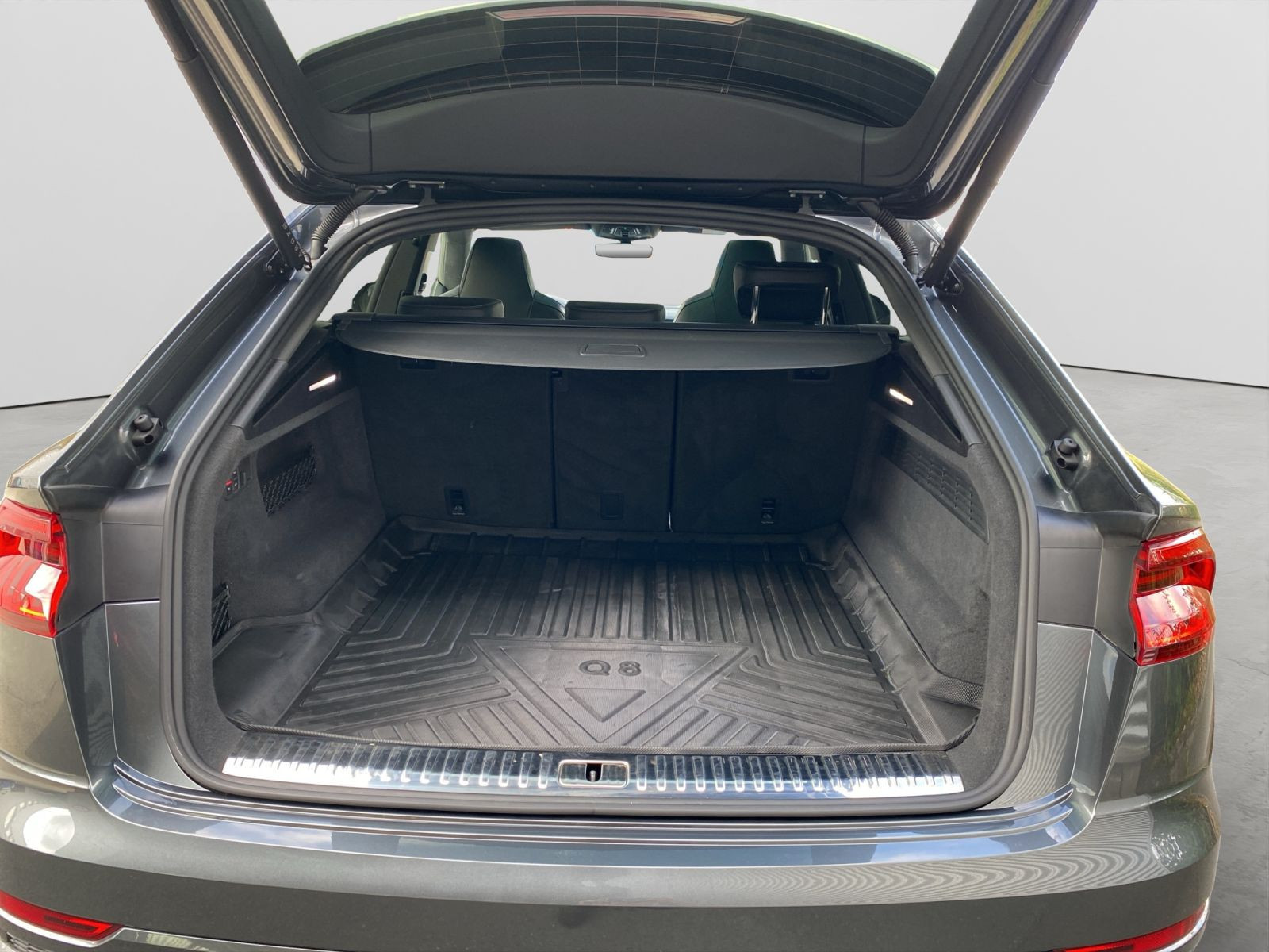 Audi - Q8_15