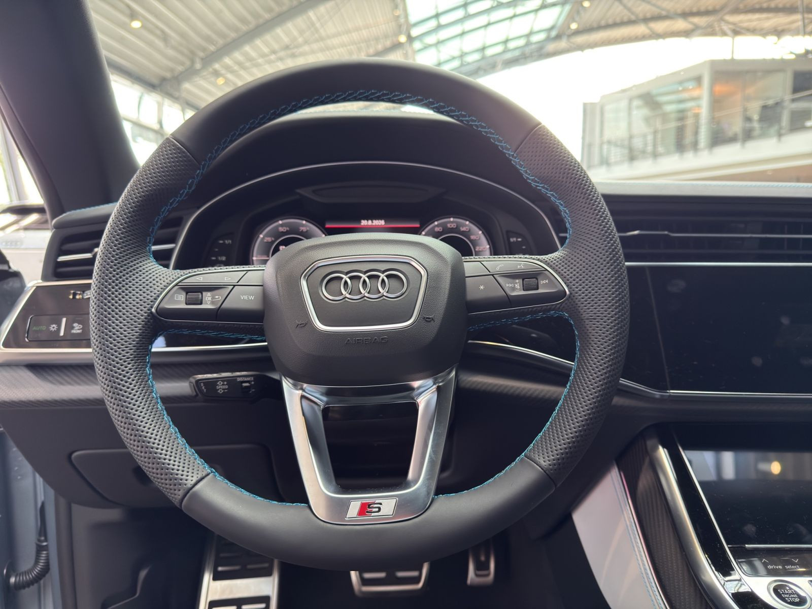 Audi - Q8_9