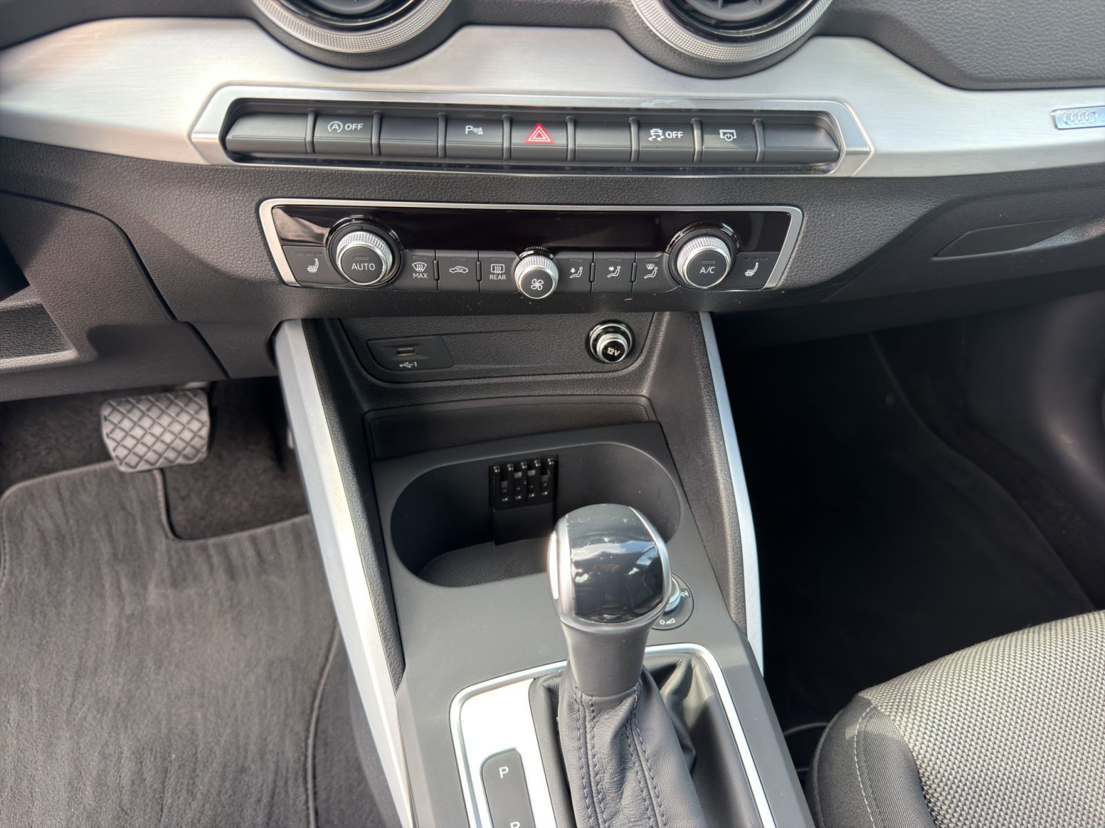 Audi - Q2_14