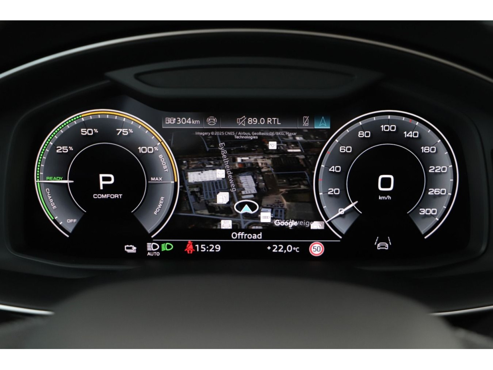 Audi - Q8_12
