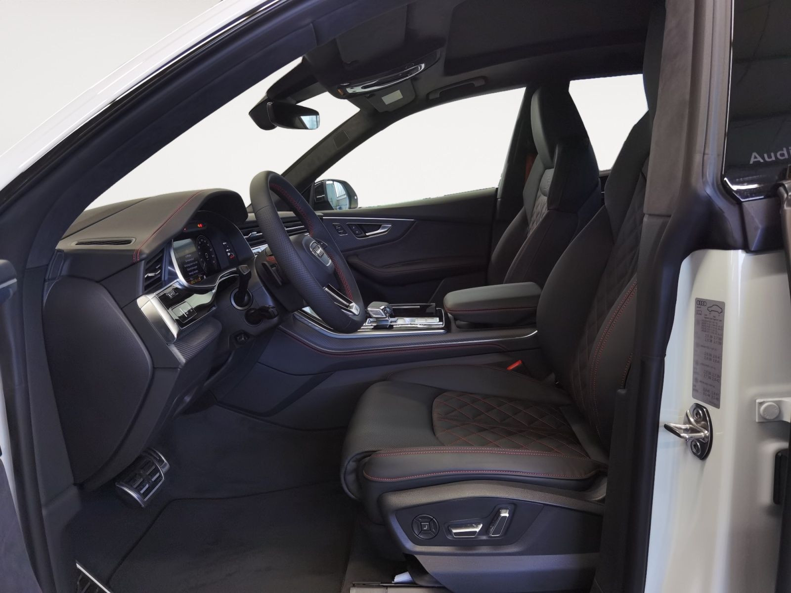 Audi - Q8_10