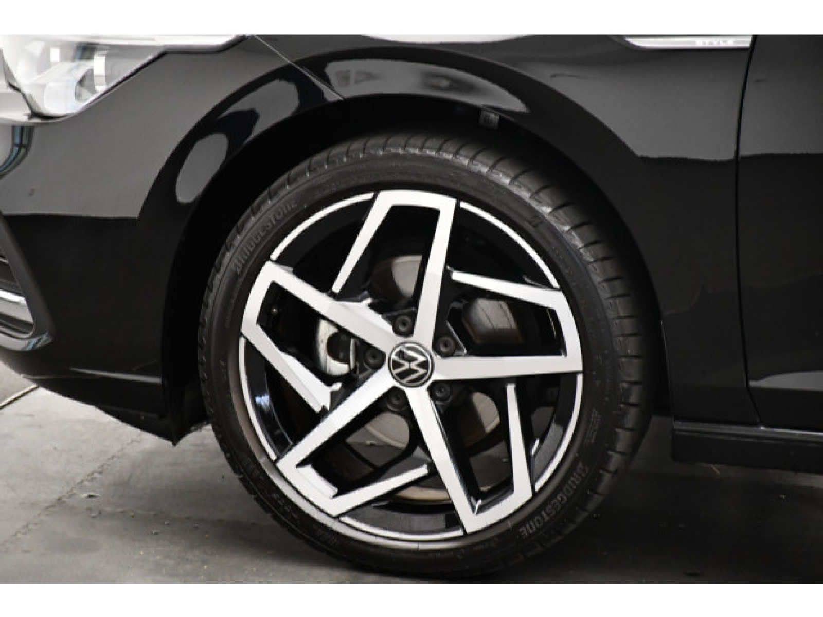 Volkswagen - Golf_13