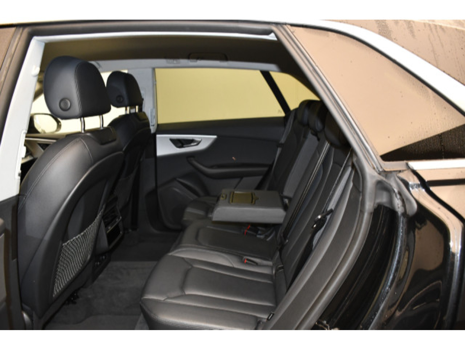 Audi - Q8_10