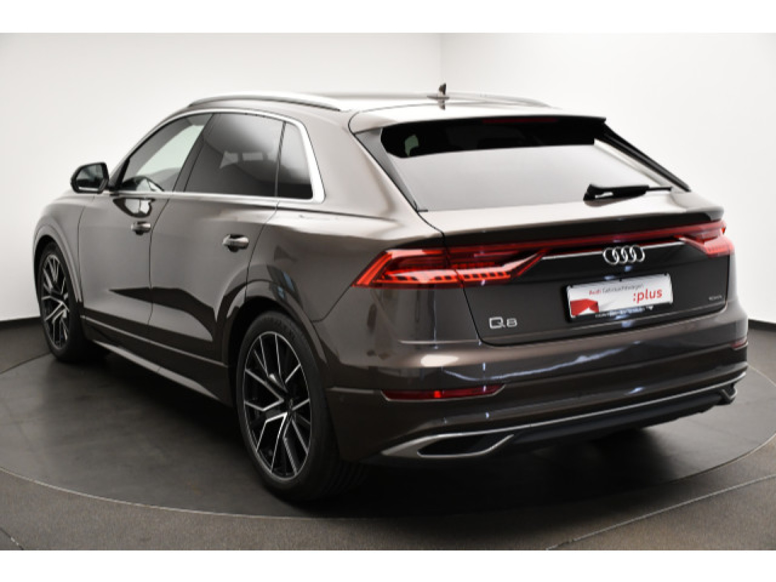 Audi - Q8_18