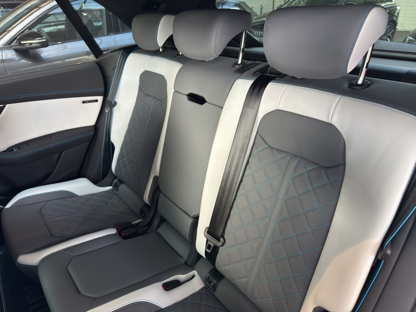 Audi - Q8_15