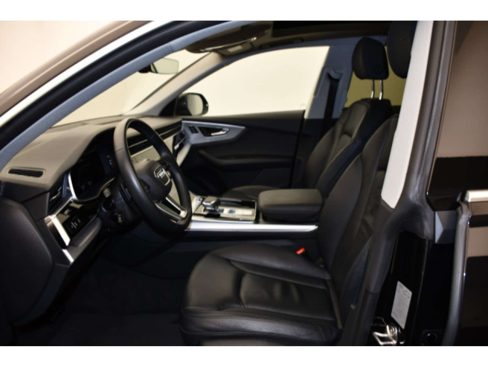 Audi - Q8_4
