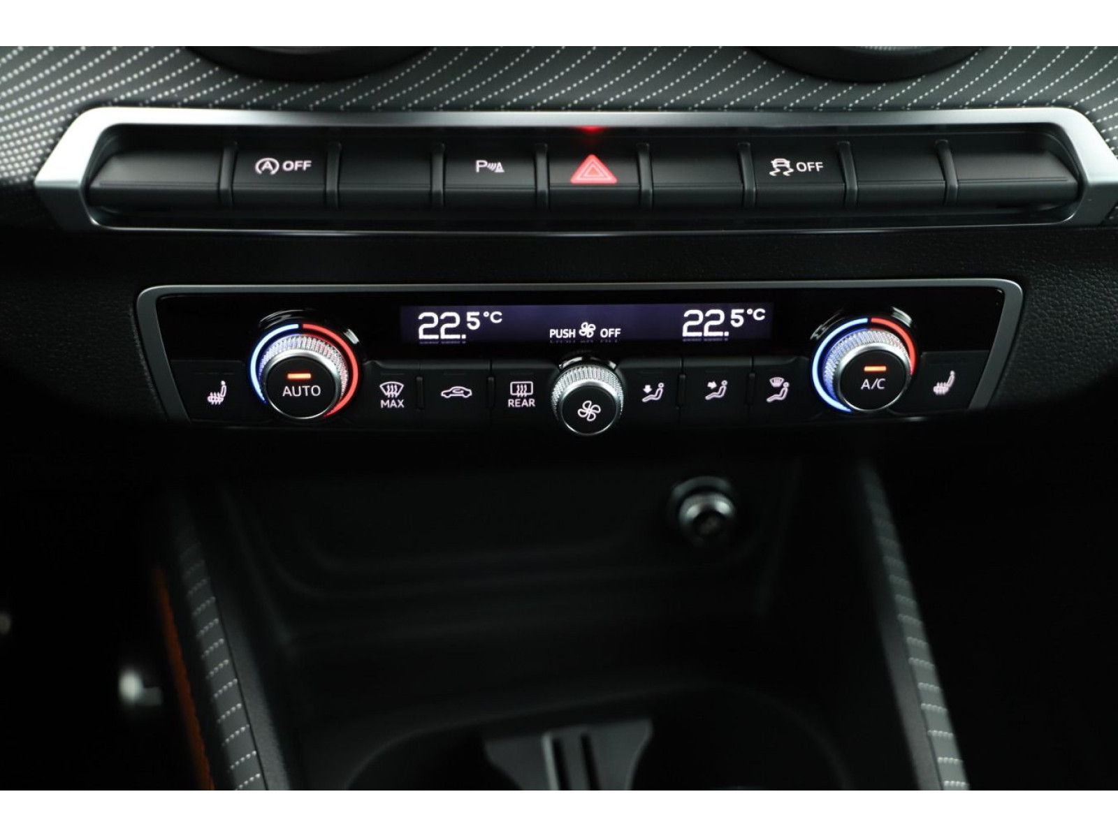 Audi - Q2_12