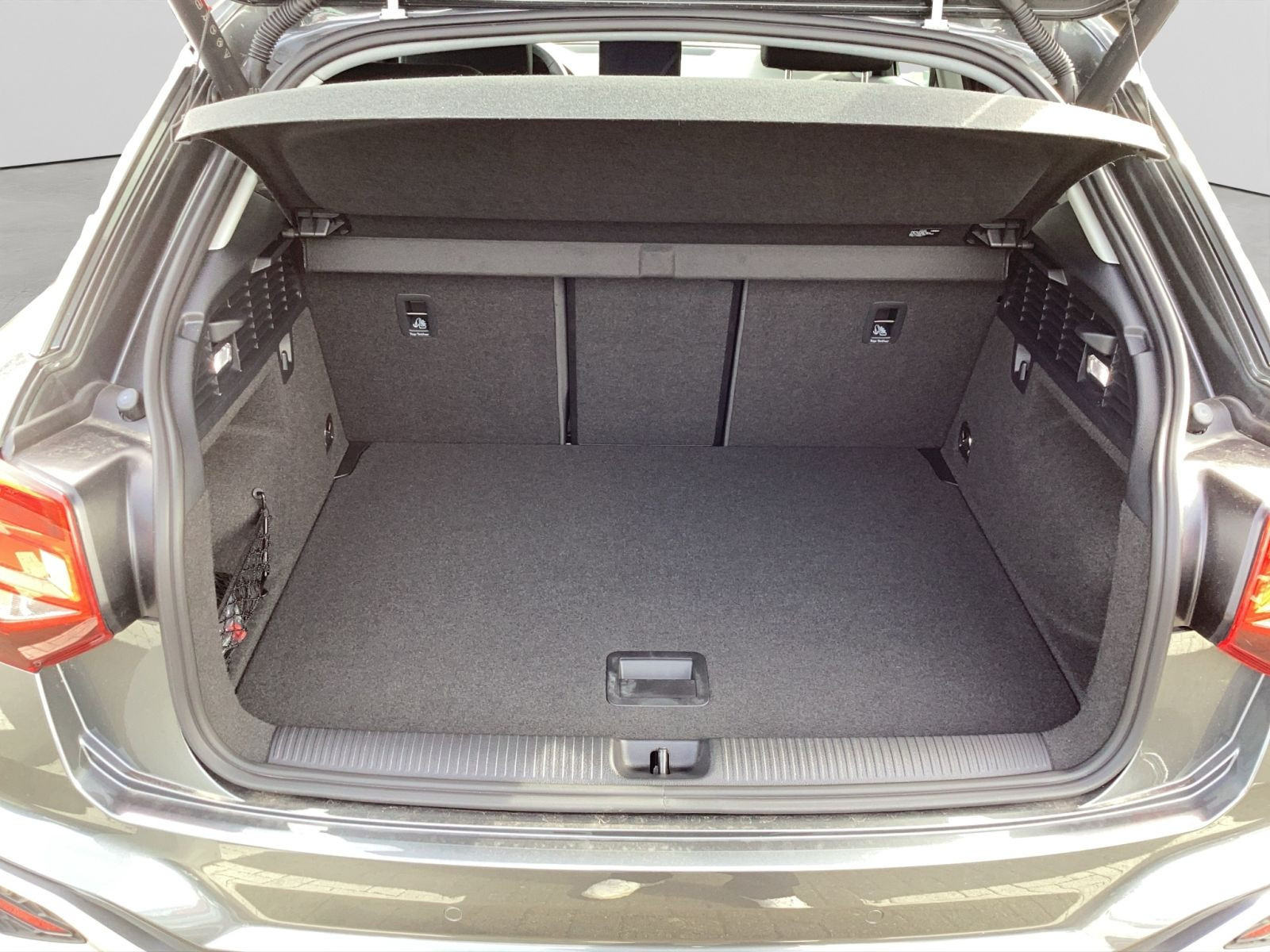Audi - Q2_14