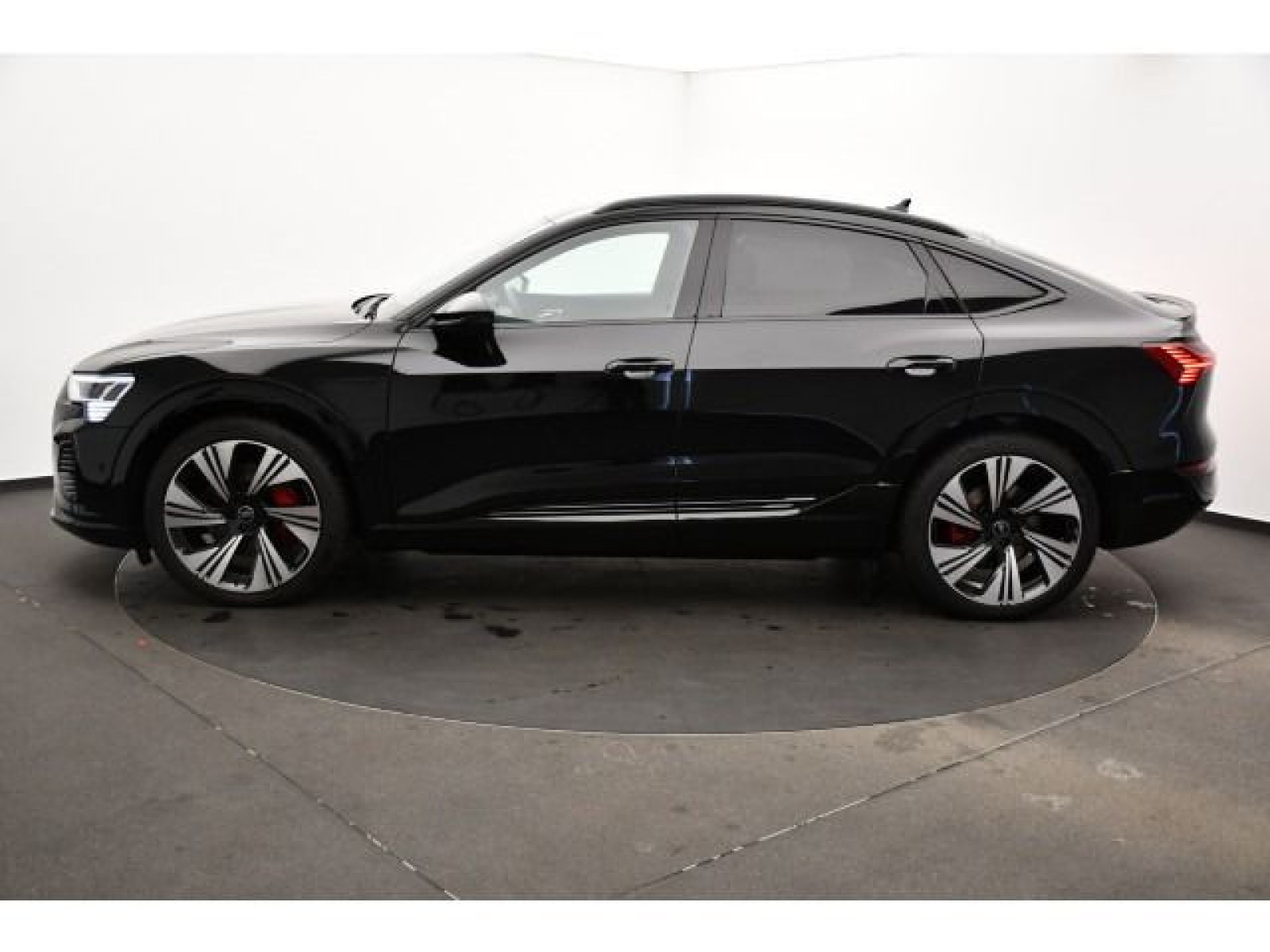 Audi - Q8_18