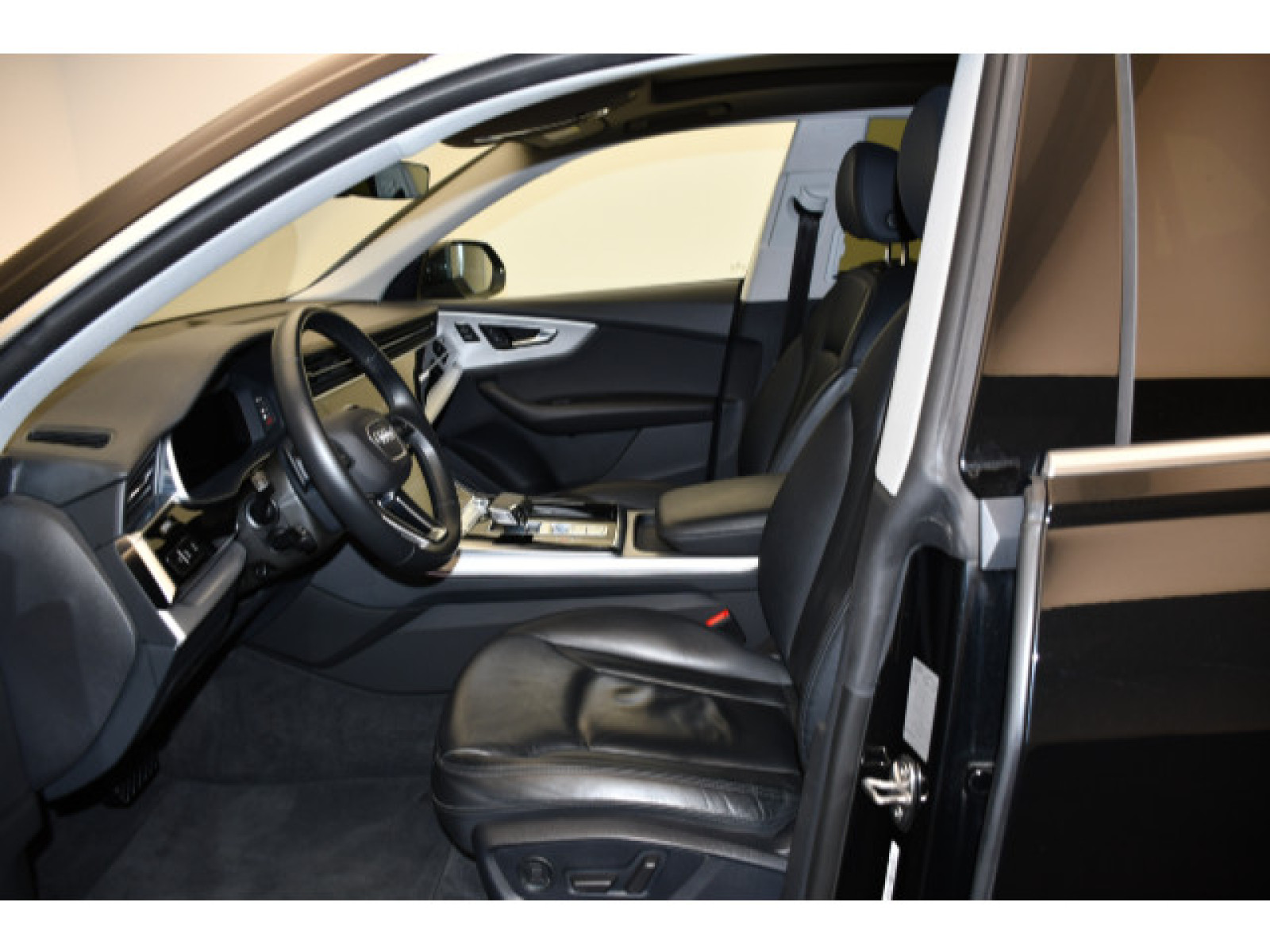 Audi - Q8_3