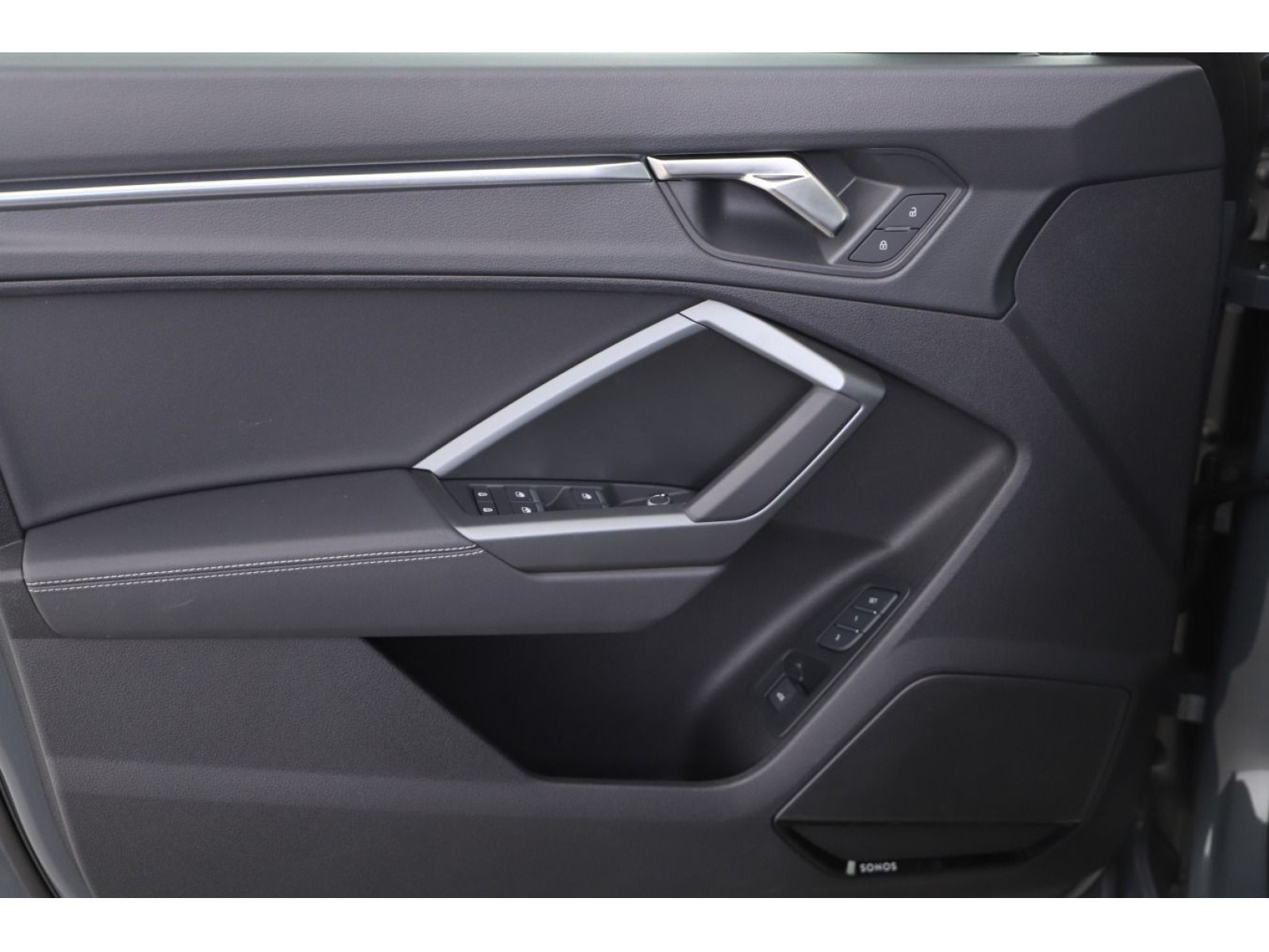 Audi - Q3_16