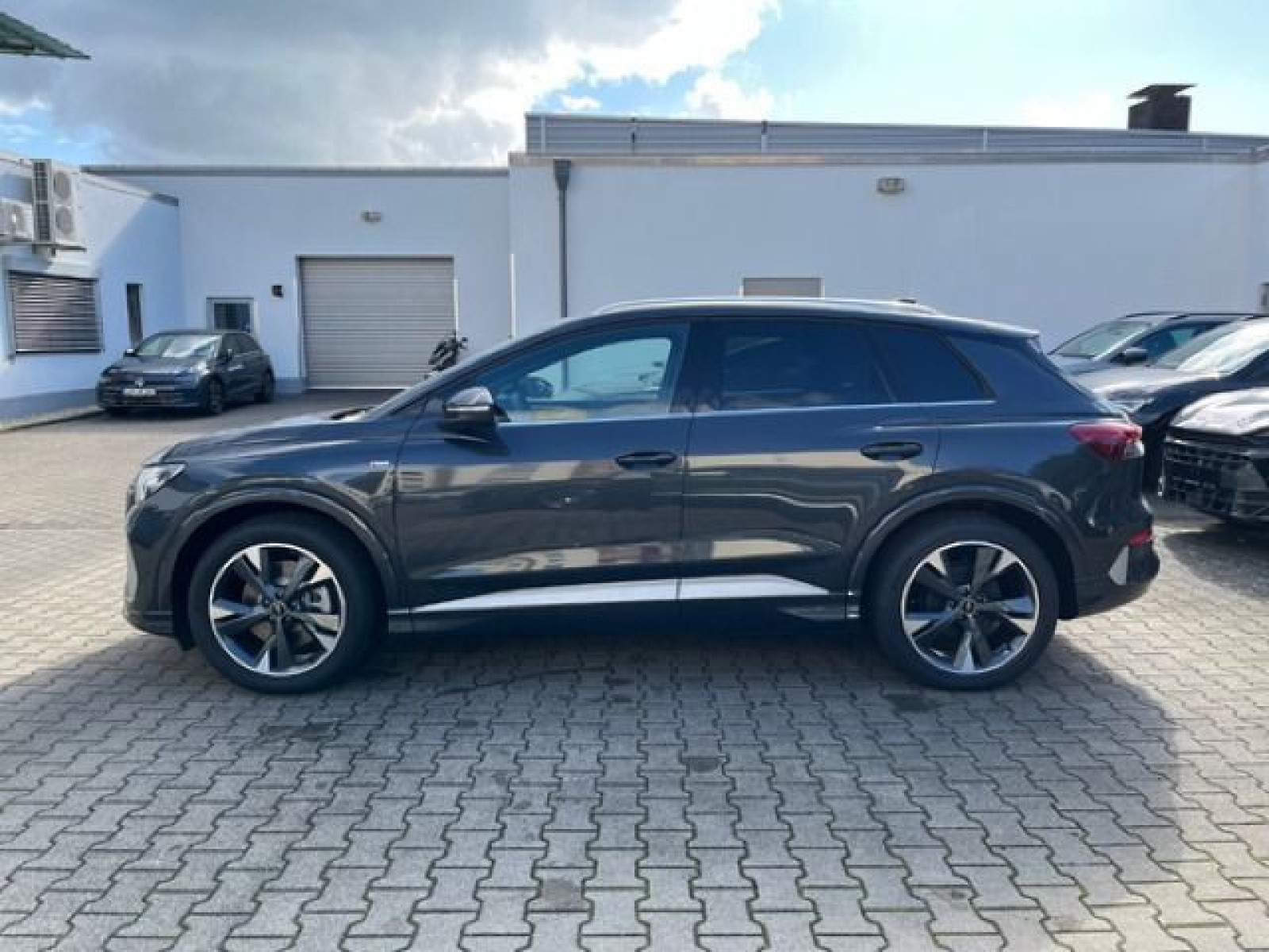 Audi - Q4 e-tron_4