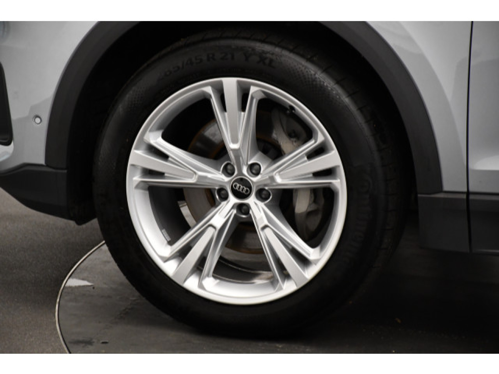 Audi - Q8_16